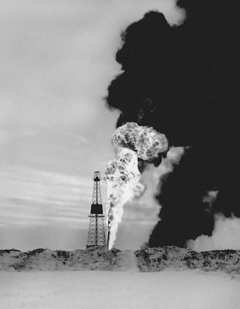 Strategic Asset Sales in Oil Investments